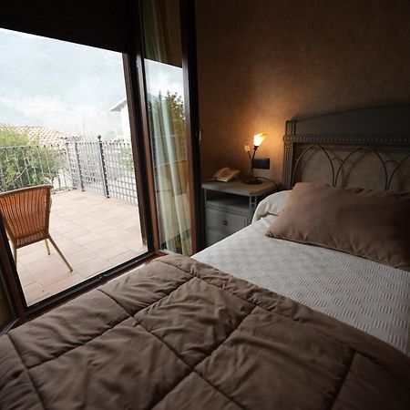 Hotel Rural Y Restaurante, Rinconcito De Gredos Cuevas Del Valle Екстериор снимка