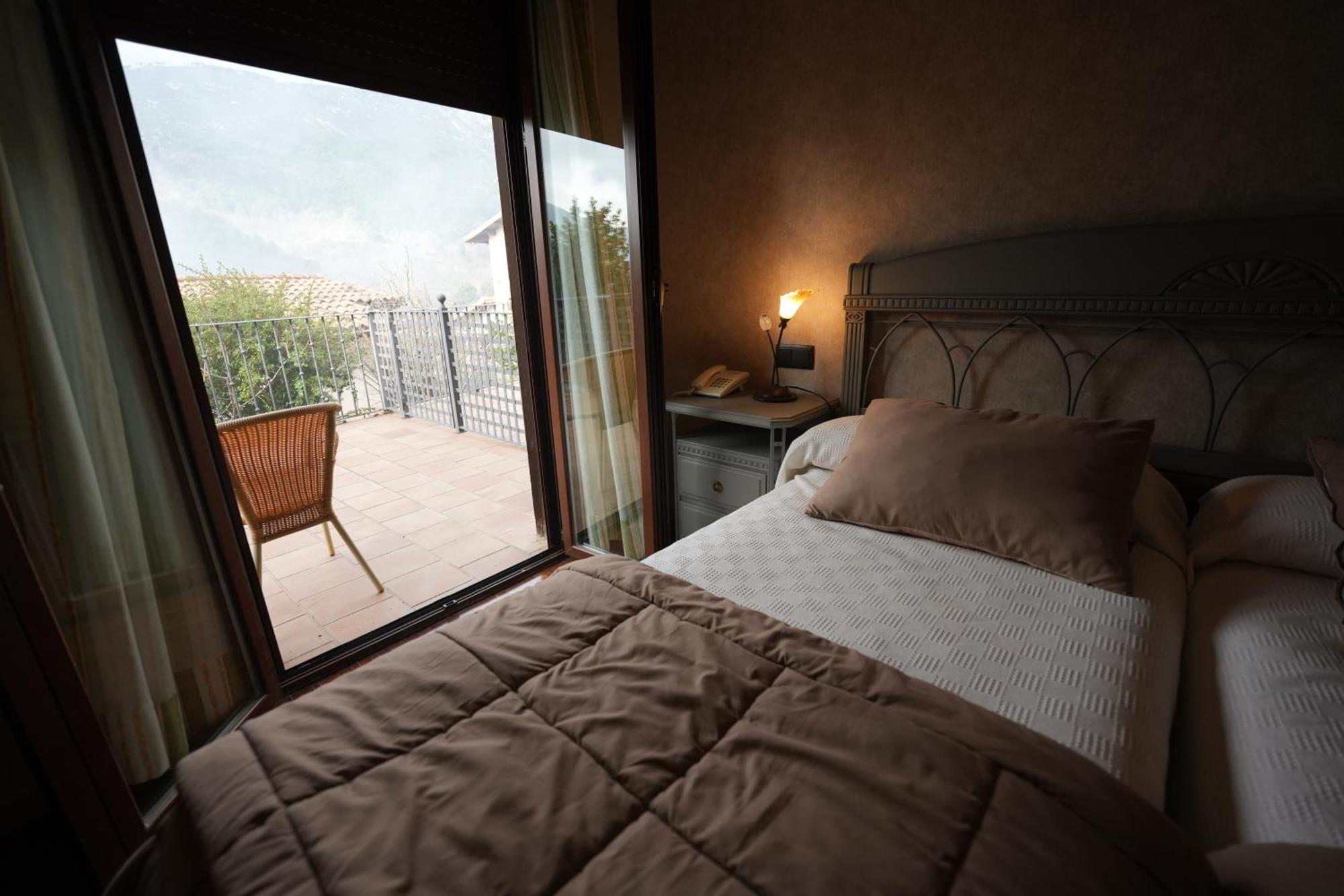 Hotel Rural Y Restaurante, Rinconcito De Gredos Cuevas Del Valle Екстериор снимка