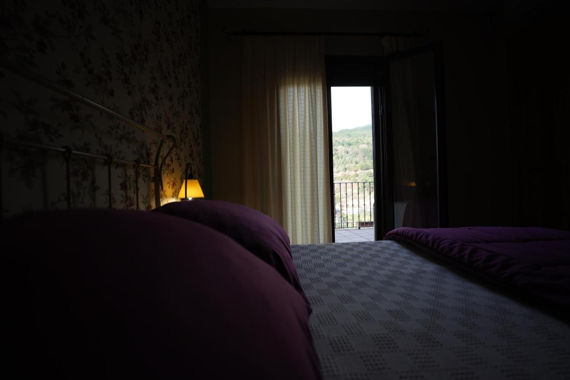 Hotel Rural Y Restaurante, Rinconcito De Gredos Cuevas Del Valle Екстериор снимка