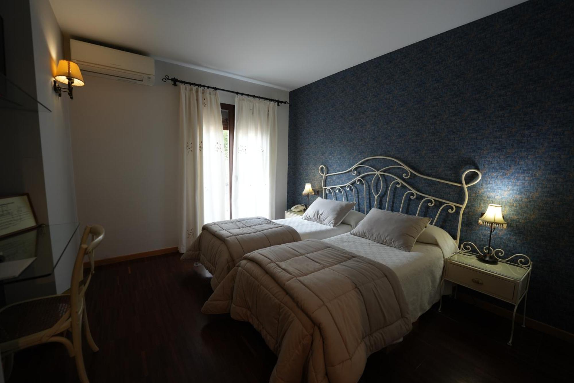 Hotel Rural Y Restaurante, Rinconcito De Gredos Cuevas Del Valle Екстериор снимка