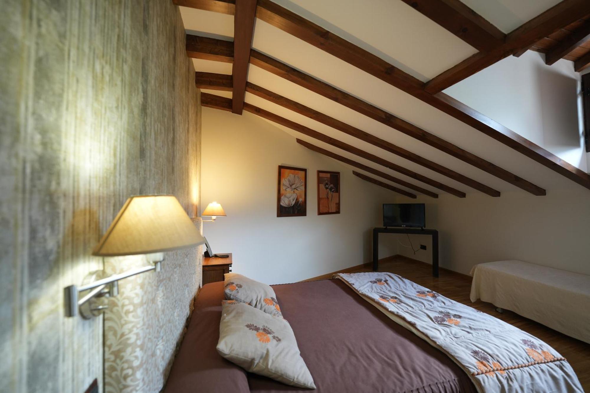 Hotel Rural Y Restaurante, Rinconcito De Gredos Cuevas Del Valle Екстериор снимка