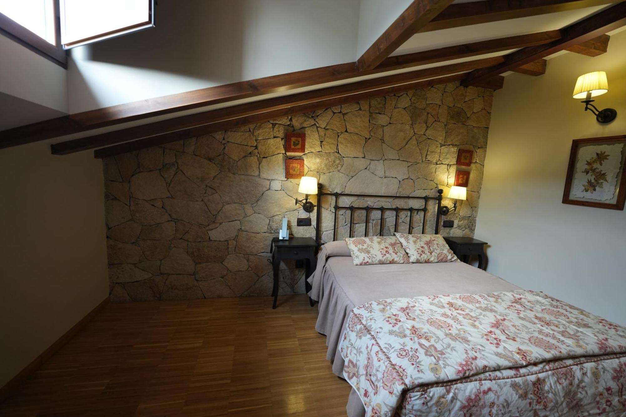 Hotel Rural Y Restaurante, Rinconcito De Gredos Cuevas Del Valle Екстериор снимка