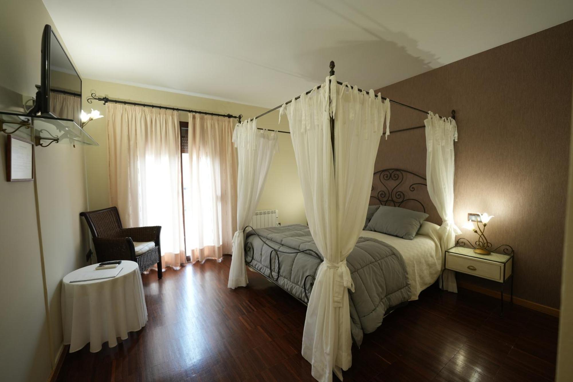 Hotel Rural Y Restaurante, Rinconcito De Gredos Cuevas Del Valle Екстериор снимка