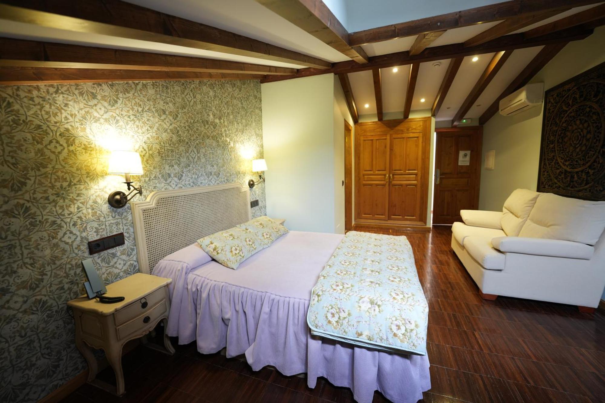 Hotel Rural Y Restaurante, Rinconcito De Gredos Cuevas Del Valle Екстериор снимка