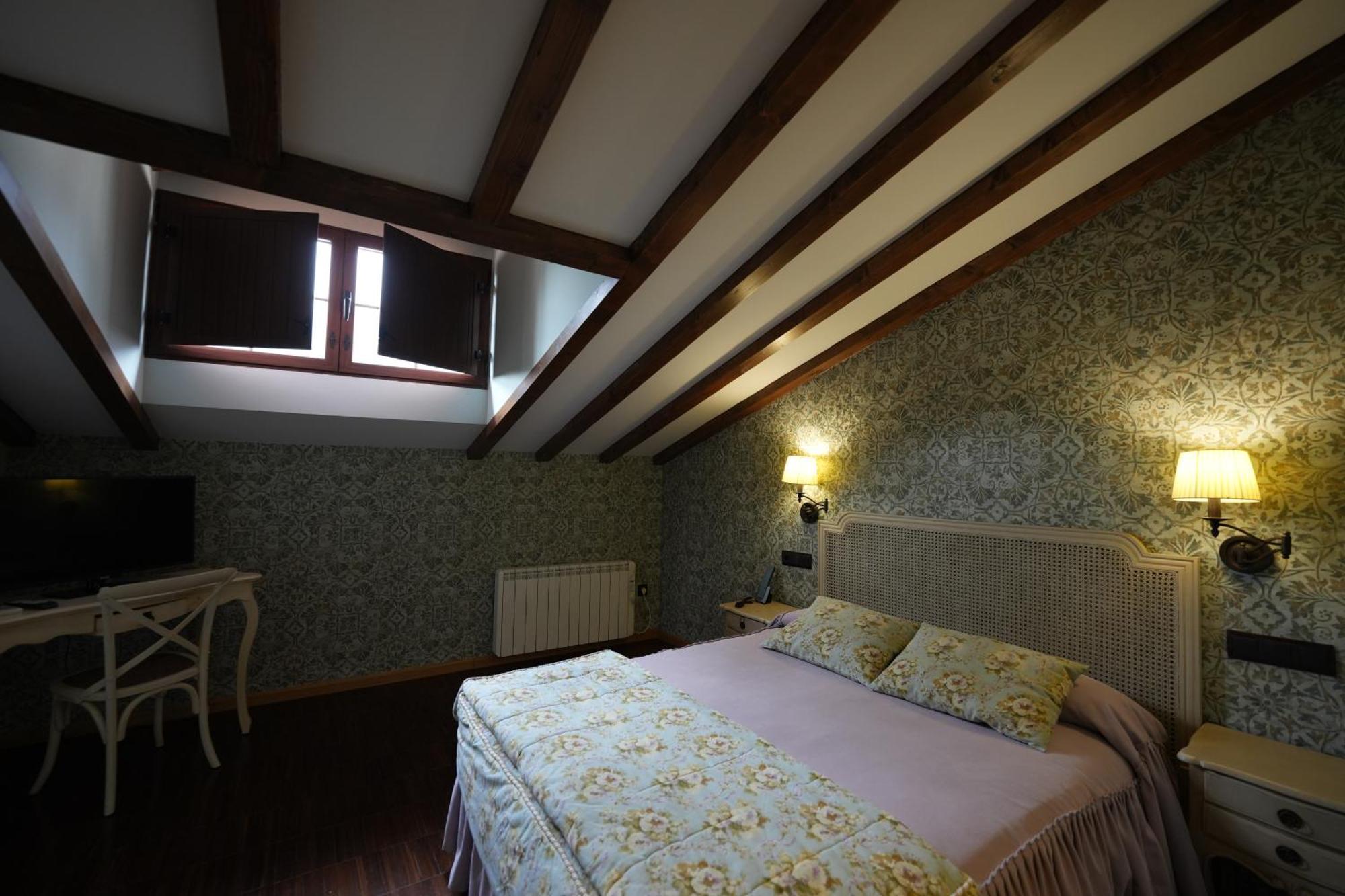 Hotel Rural Y Restaurante, Rinconcito De Gredos Cuevas Del Valle Екстериор снимка
