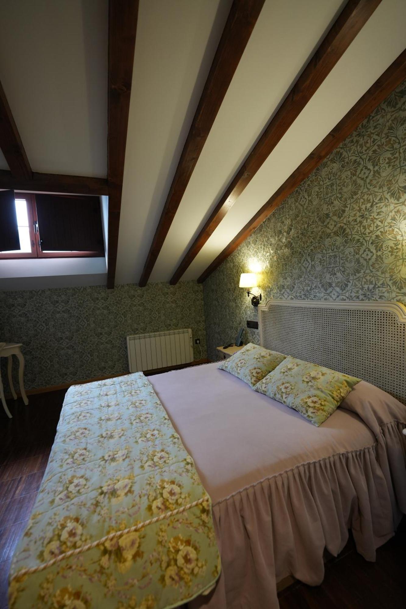 Hotel Rural Y Restaurante, Rinconcito De Gredos Cuevas Del Valle Екстериор снимка