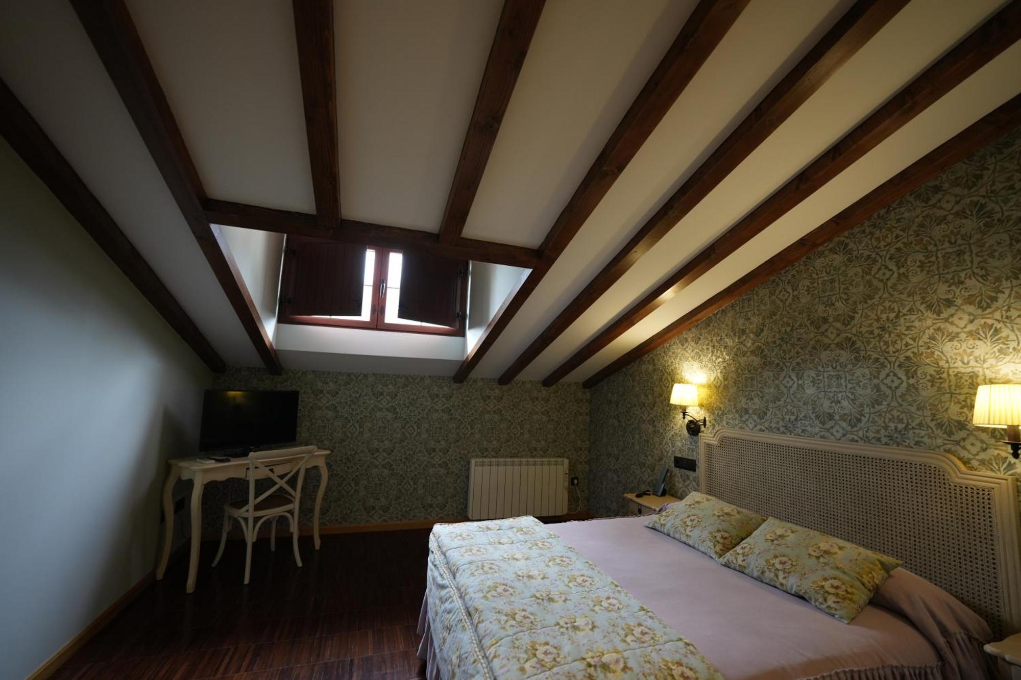 Hotel Rural Y Restaurante, Rinconcito De Gredos Cuevas Del Valle Екстериор снимка
