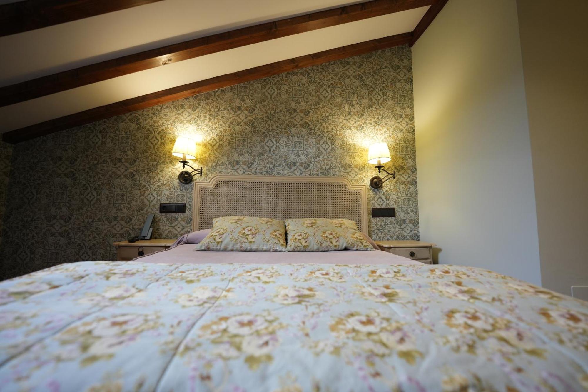 Hotel Rural Y Restaurante, Rinconcito De Gredos Cuevas Del Valle Екстериор снимка
