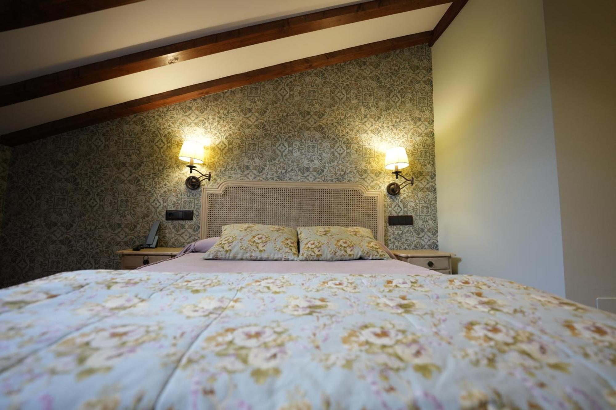 Hotel Rural Y Restaurante, Rinconcito De Gredos Cuevas Del Valle Екстериор снимка