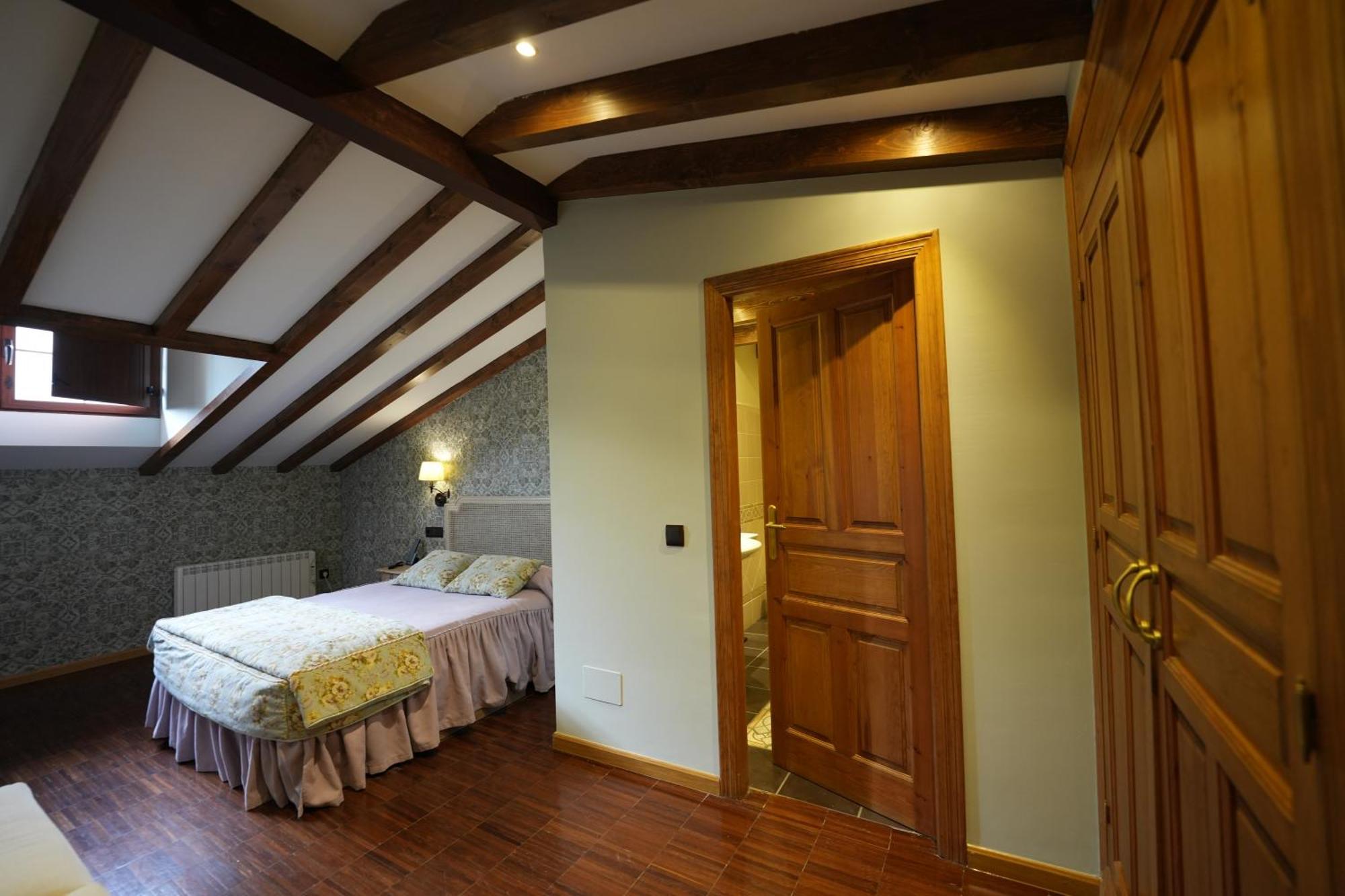 Hotel Rural Y Restaurante, Rinconcito De Gredos Cuevas Del Valle Екстериор снимка