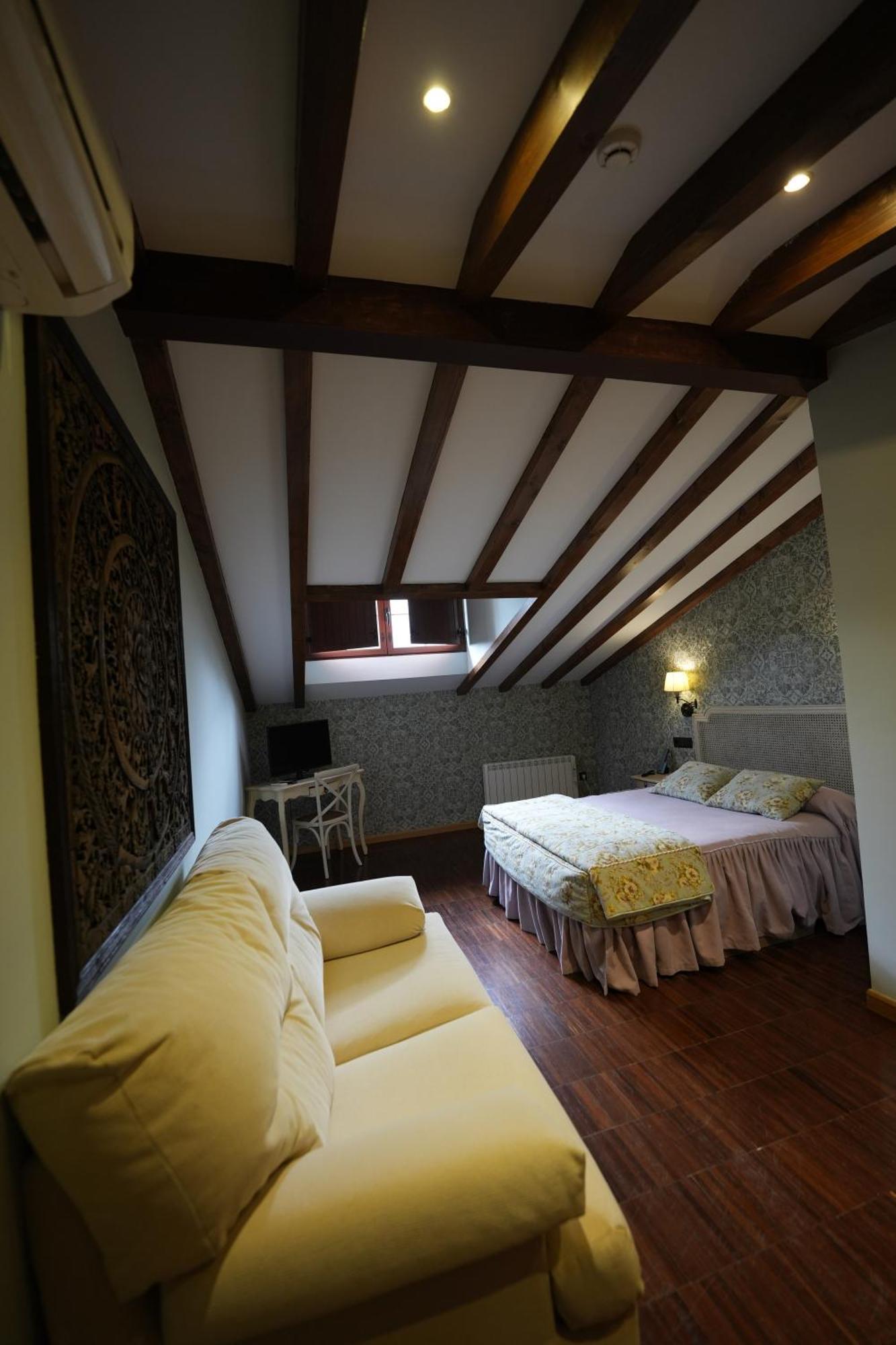 Hotel Rural Y Restaurante, Rinconcito De Gredos Cuevas Del Valle Екстериор снимка