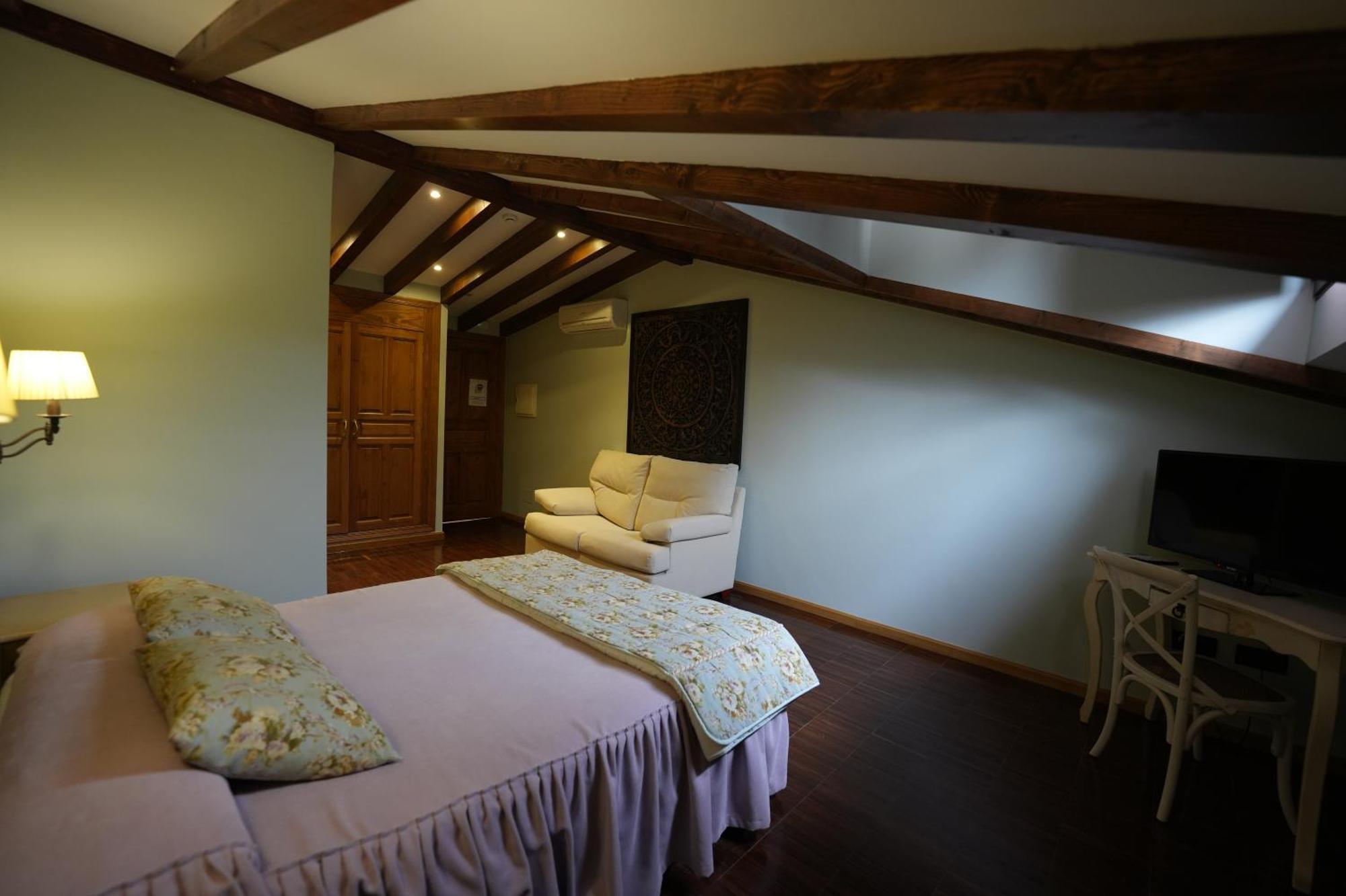 Hotel Rural Y Restaurante, Rinconcito De Gredos Cuevas Del Valle Екстериор снимка