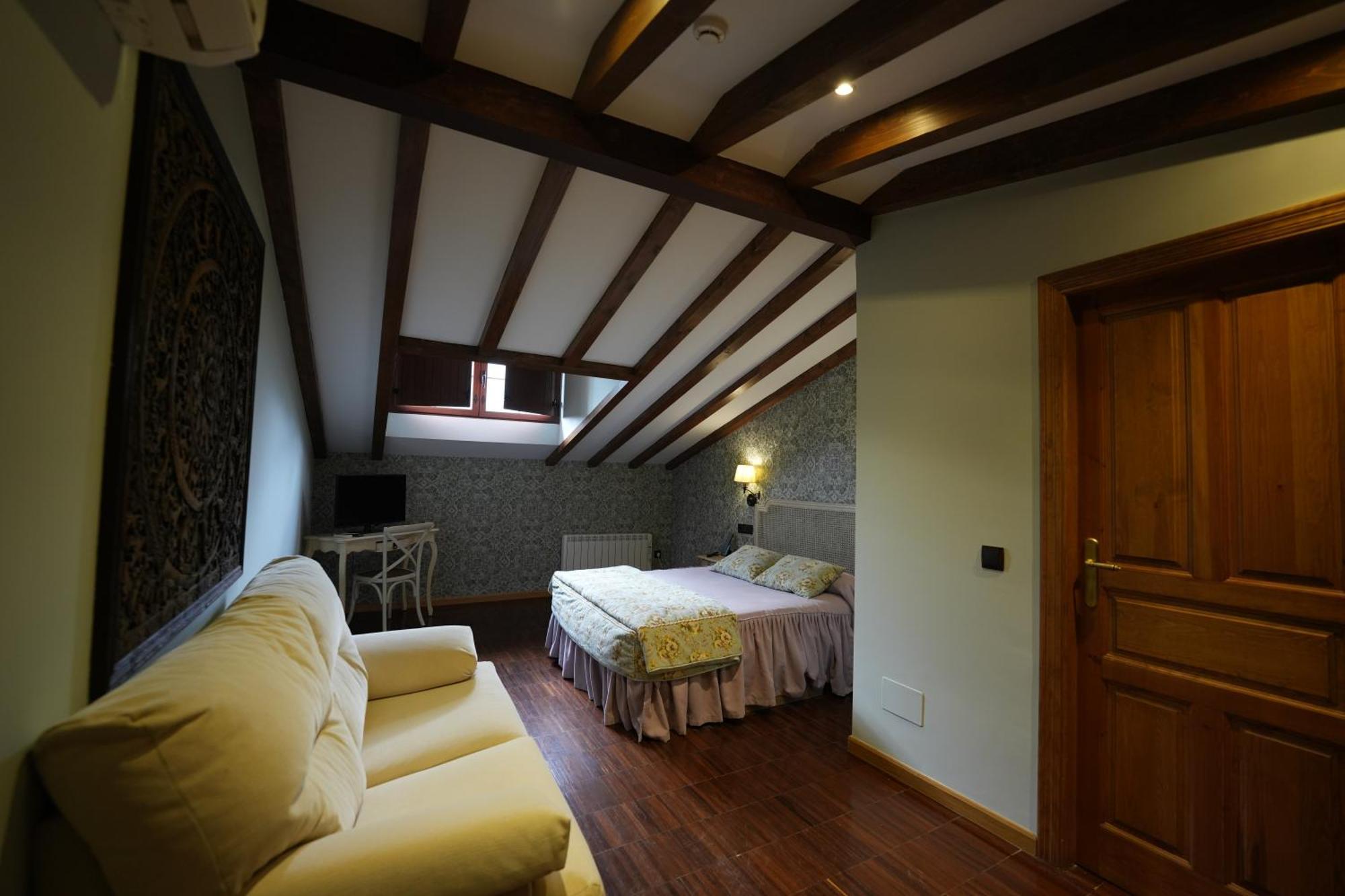 Hotel Rural Y Restaurante, Rinconcito De Gredos Cuevas Del Valle Екстериор снимка