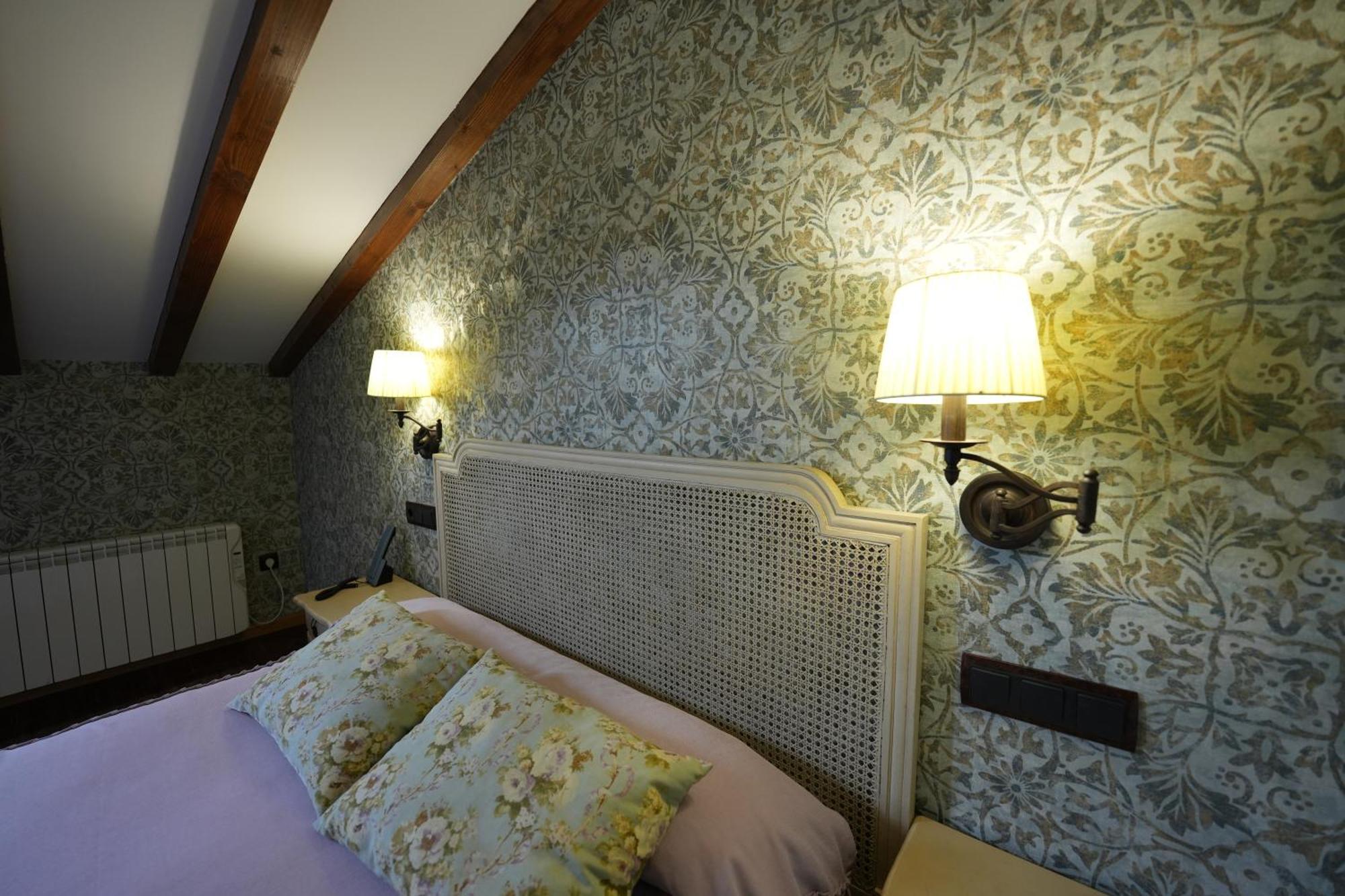 Hotel Rural Y Restaurante, Rinconcito De Gredos Cuevas Del Valle Екстериор снимка